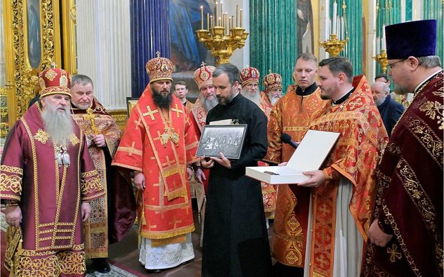 Дарение частиц риз святителя Тихона, патриарха Московского и всея России, приходу Исаакиевского собора